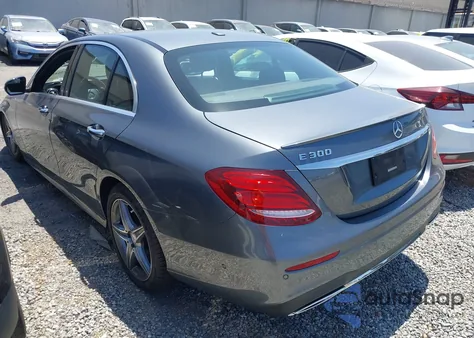 2017 Mercedes-Benz E 300 z USA, uszkodzony, nr VIN WDDZF4JB7HA031920